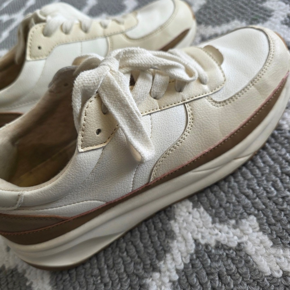 Cushionaire Women 8.5 Ivory Tan Platform Sneakers Score Low Top Lace Up